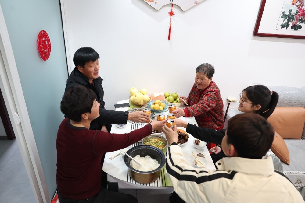 2025年1月22日，遼寧省葫蘆島市綏中縣祝家溝村村民朱西存一家在新房里。新華社記者姚劍鋒 攝