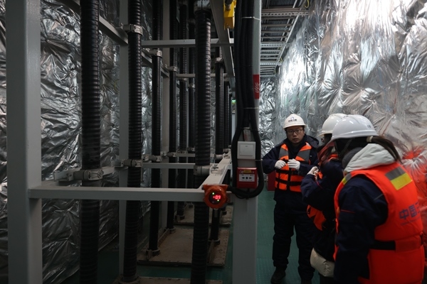 運(yùn)維人員在風(fēng)電場海上升壓站上進(jìn)行巡視檢查。受訪者供圖