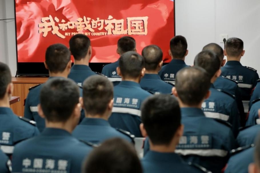 1月25日，中國海警海鷗艦組織艦上執(zhí)法員觀看紅色電影。