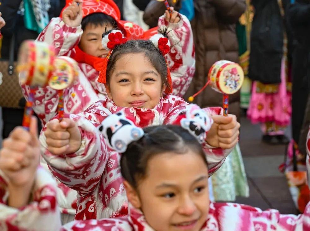 △新疆大巴扎社火迎新春，孩子們?cè)诂F(xiàn)場(chǎng)表演。