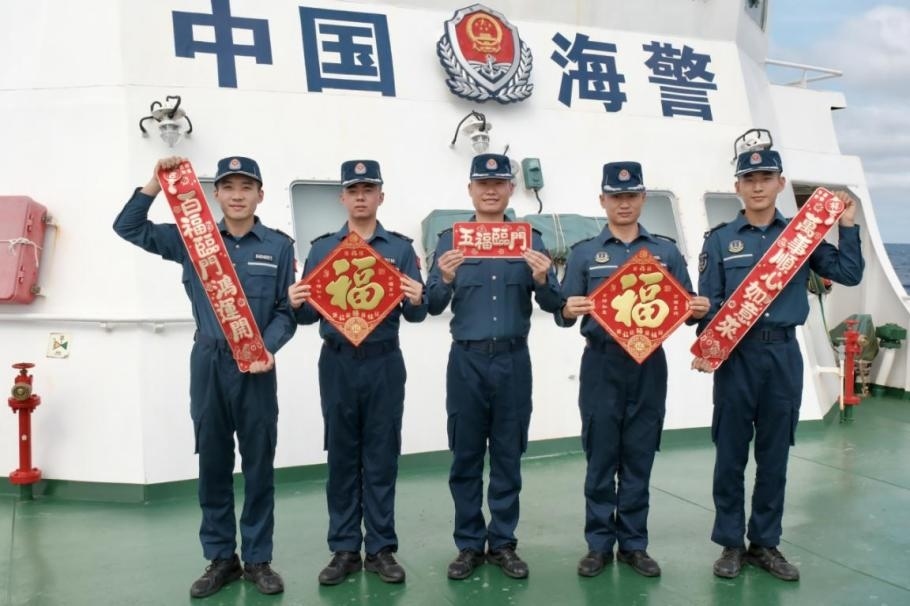 1月27日，中國海警海鷗艦執(zhí)法員們展示春聯(lián)福字，慶祝農(nóng)歷春節(jié)。