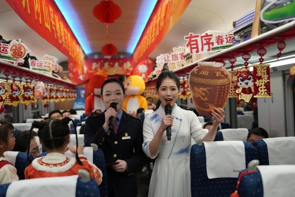 列車乘務(wù)員向旅客介紹江西美食——瓦罐湯。人民網(wǎng) 歐陽易佳攝