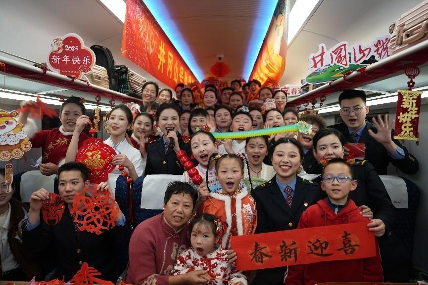 全體演職人員與旅客大合影。人民網(wǎng) 歐陽易佳攝