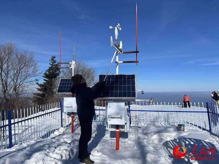 工作人員正在對氣象設(shè)備進(jìn)行日常維護(hù)。人民網(wǎng) 高清揚攝