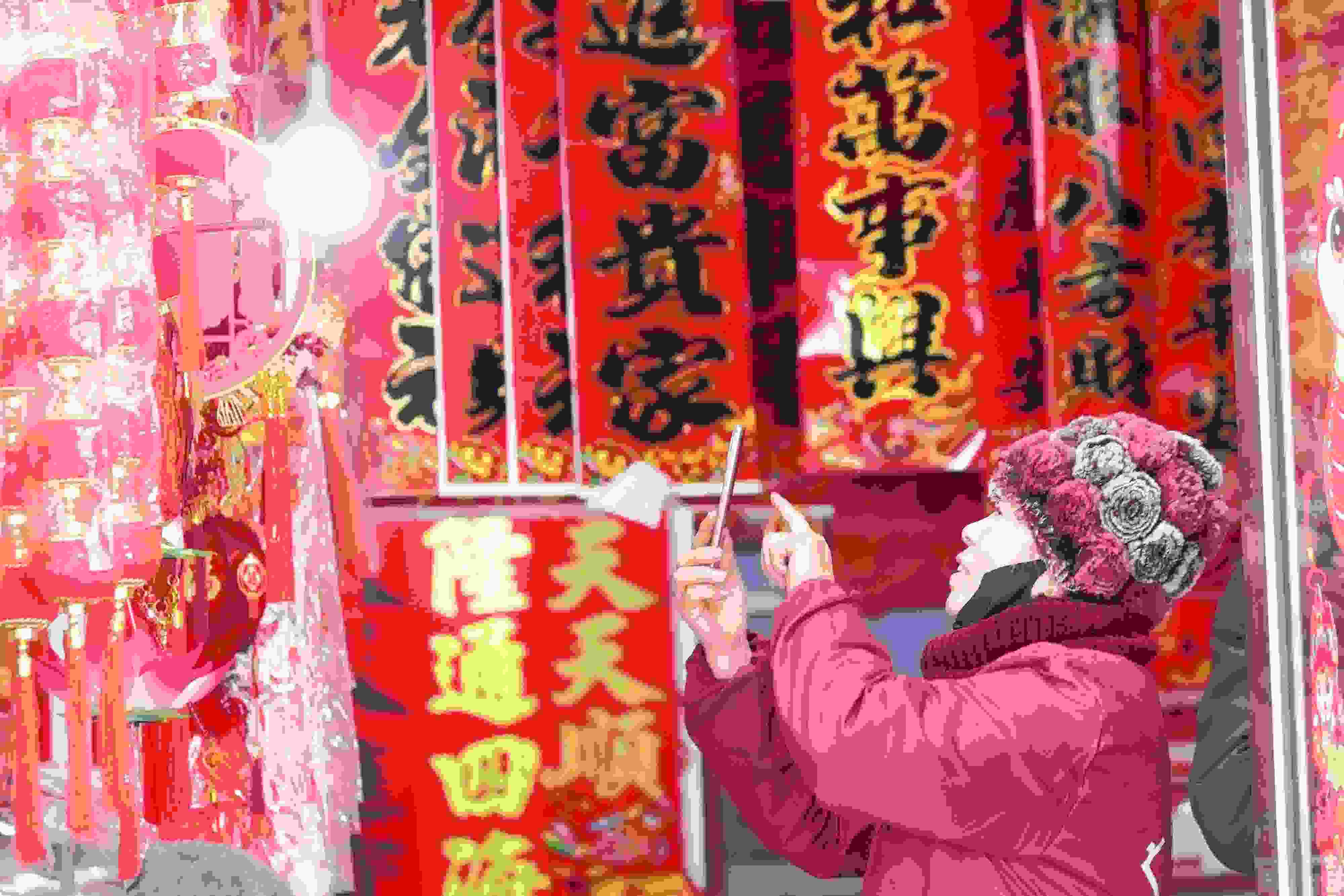 2025年1月5日，在山東省高密市夏莊鎮(zhèn)東李家村，商戶通過手機在網上推銷新春飾品。