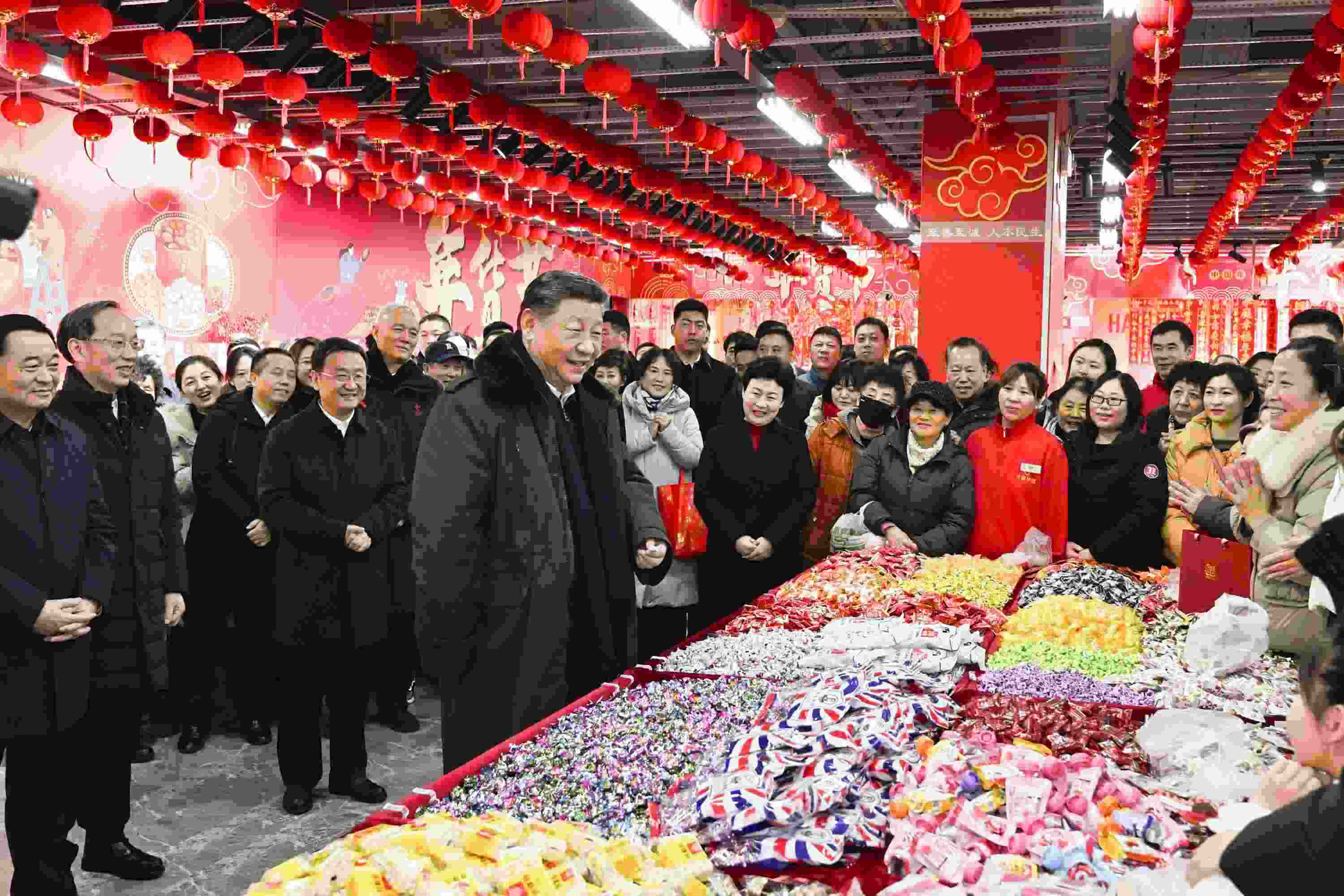 2025年1月23日，習(xí)近平總書(shū)記在遼寧沈陽(yáng)大東副食品商場(chǎng)考察時(shí)，同店主和顧客親切交流，向大家致以新春祝福。