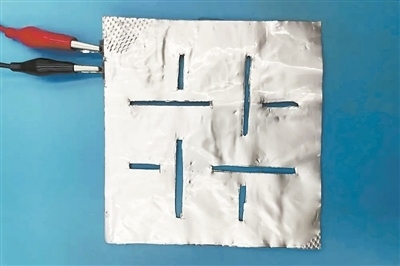 帶有矩形孔的袋式電池。圖片來源：英國《新科學(xué)家》雜志網(wǎng)站