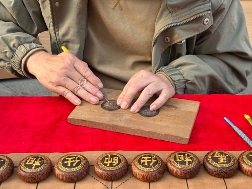 柯秋楓正在雕刻。人民網(wǎng) 陳葉欣攝