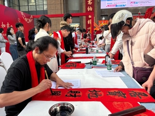 活動(dòng)現(xiàn)場(chǎng)贈(zèng)送春聯(lián)和福字。人民網(wǎng) 陳葉欣攝