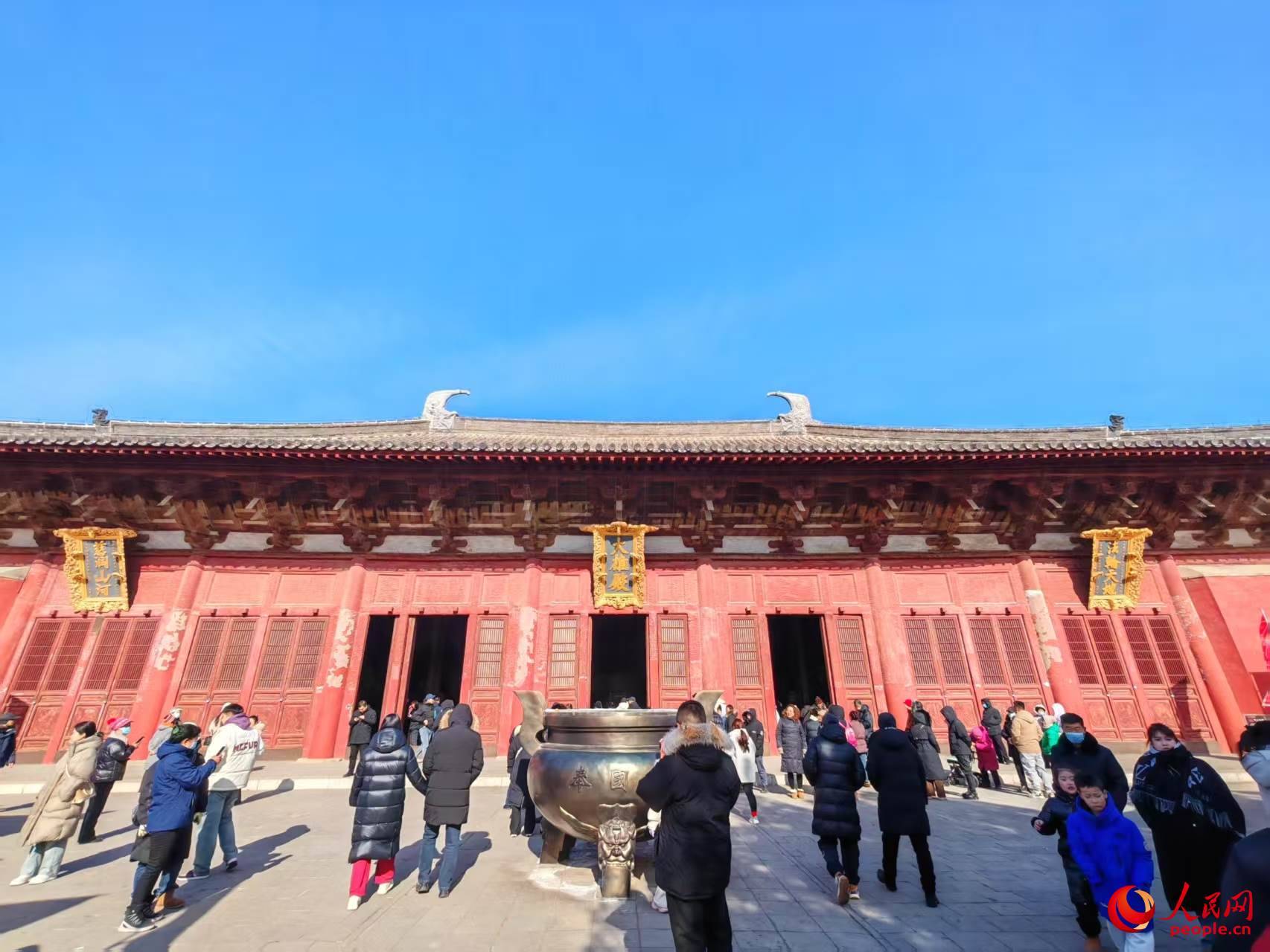 奉國寺的大雄殿外。人民網(wǎng)記者 王子鋒攝