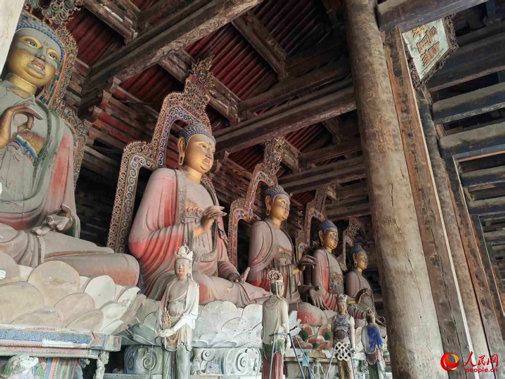大雄殿內(nèi)的佛像。人民網(wǎng)記者 王子鋒攝