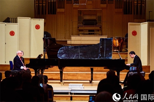 英國皇家音樂學院教授朱利安-雅格布森和旅英鋼琴家李勁峰演奏《黃河鋼琴協(xié)奏曲》。楊浩鵬攝