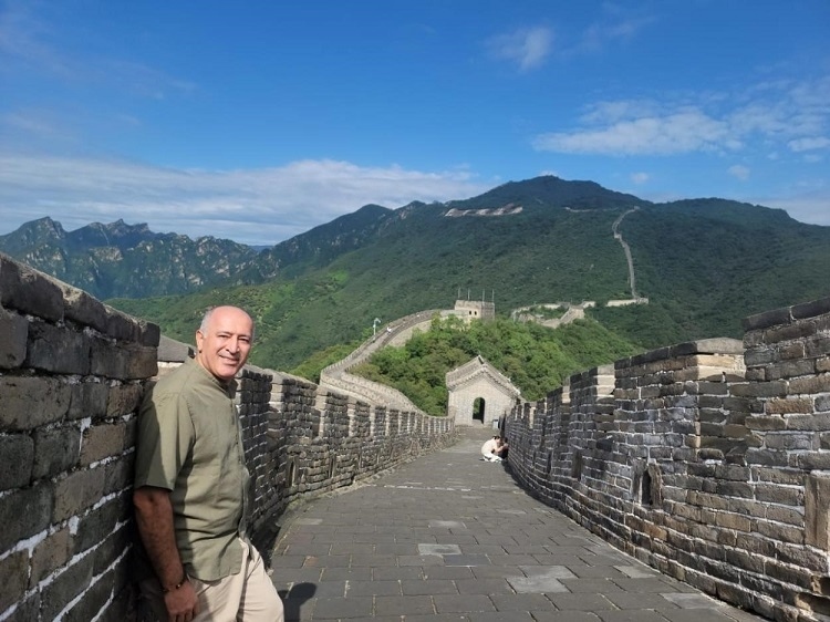 瓦里夫·庫邁哈在游覽長城時留影。受訪者供圖