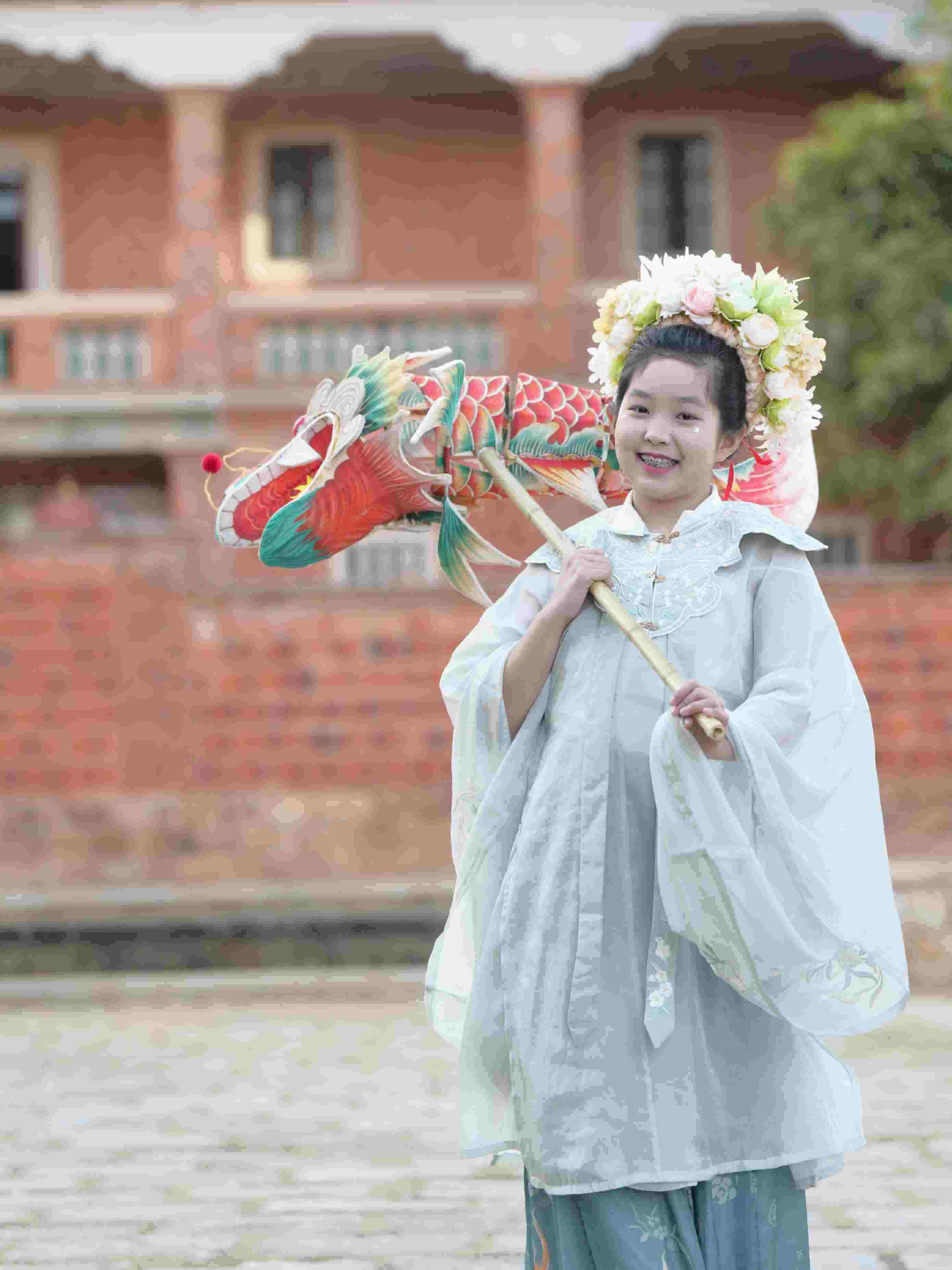 在泉州，沈女士為女兒拍下頭戴簪花的照片。受訪者供圖