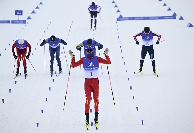 2月8日，王強（中）慶祝奪冠。新華社記者 張龍攝