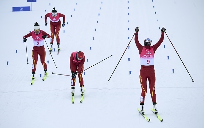 2月8日，李磊（右一）沖過終點后慶祝奪冠。新華社記者 張龍攝