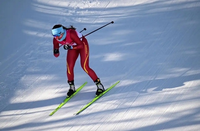 2月9日，中國隊(duì)選手巴亞尼·加林在比賽中。新華社記者 張龍攝