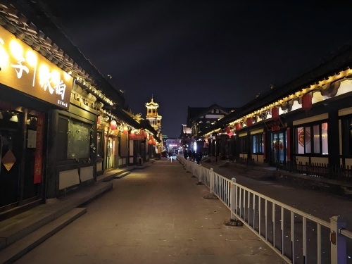 道歉公告發(fā)布后，夜晚10時(shí)的古城。人民網(wǎng)記者 黃鈺攝