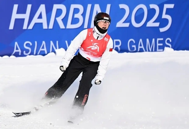 2月9日，徐夢(mèng)桃在完成動(dòng)作后慶祝。新華社記者 夏一方攝