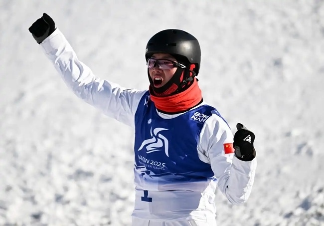 2月9日，李心鵬在比賽后慶祝。新華社記者 夏一方攝