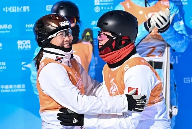 2月10日，中國隊選手李心鵬（前右）與徐夢桃慶祝。新華社記者 楊晨光攝