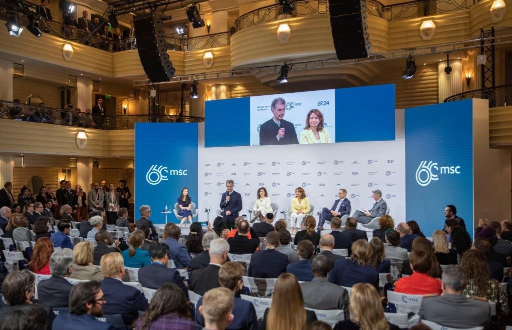 2024年2月18日，慕安會主席克里斯托夫·霍伊斯根（中左二）在德國慕尼黑舉行的第60屆慕尼黑安全會議上發(fā)表閉幕致辭。新華社記者 張帆 攝