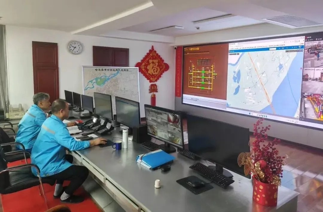 工作人員在燃?xì)庹{(diào)度中心值守。受訪者供圖