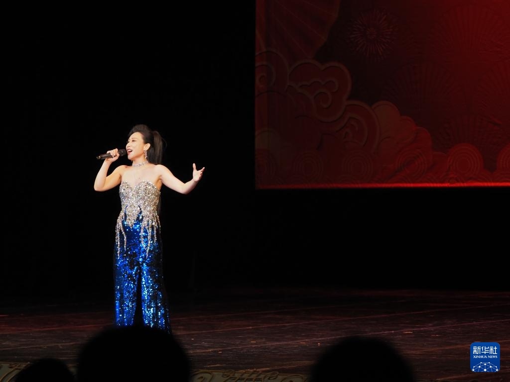 2月11日，歌手在哈薩克斯坦阿拉木圖的阿拜國(guó)家歌劇和芭蕾舞劇院演唱歌曲。新華社記者 趙宇 攝
