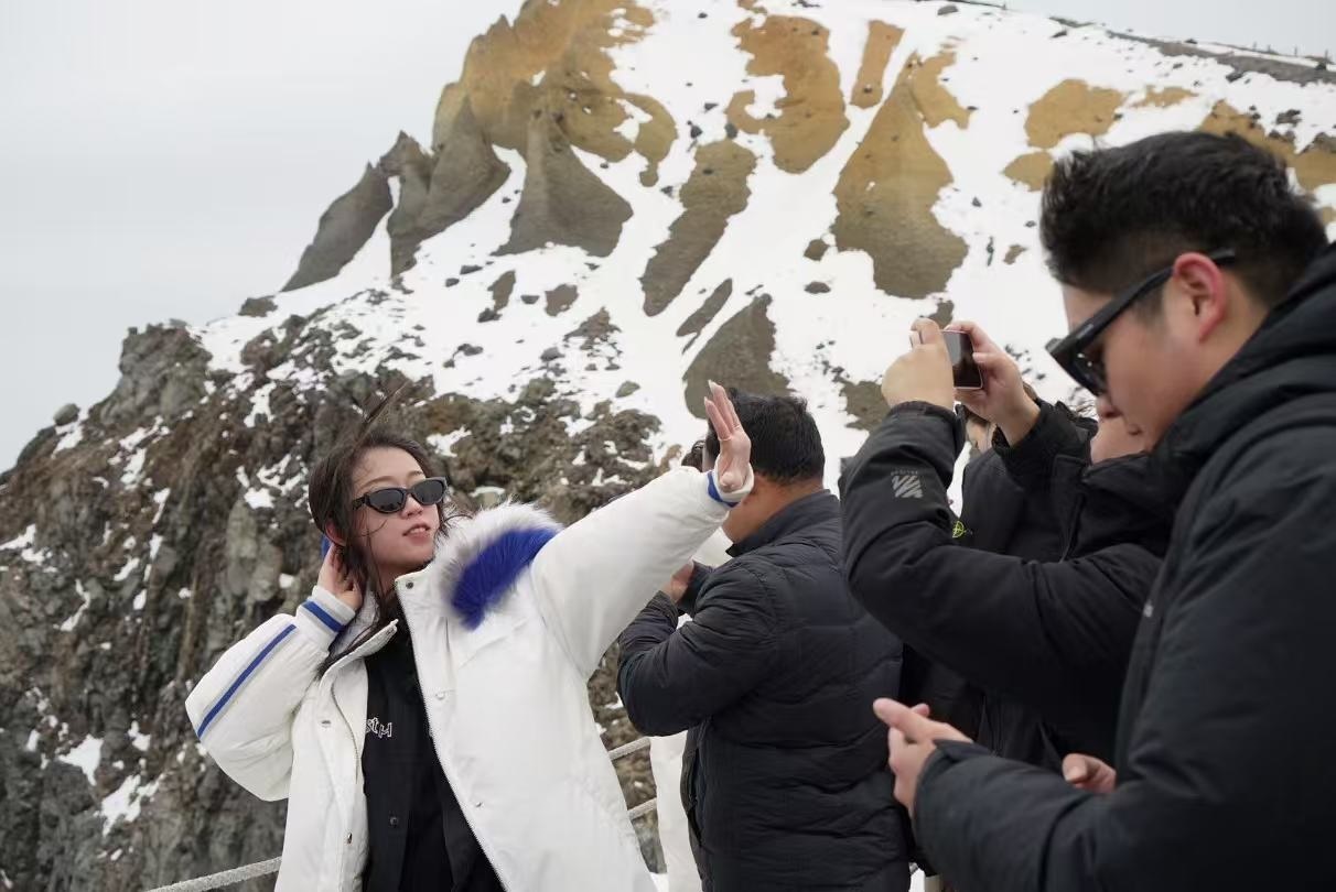 長白山天池旁游客拍照留念。人民網(wǎng) 皇甫萬里攝