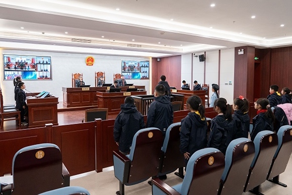 圖③：同學(xué)們開展模擬法庭活動(dòng)。