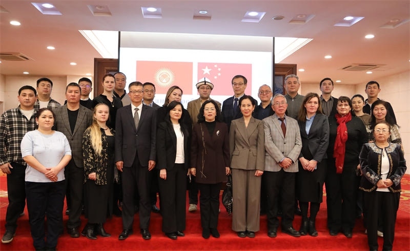 與會(huì)人員合影。中國(guó)駐吉爾吉斯斯坦使館供圖