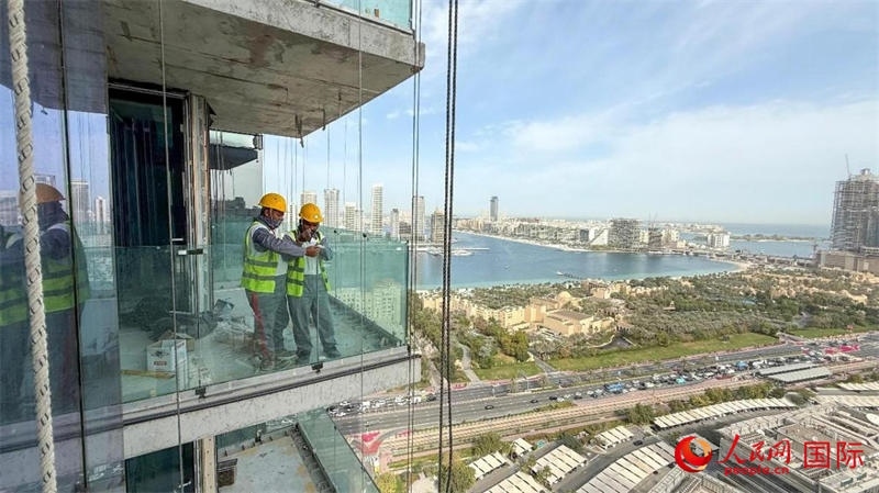 工人正在高層作業(yè)。人民網(wǎng)塔里克·易卜拉欣攝