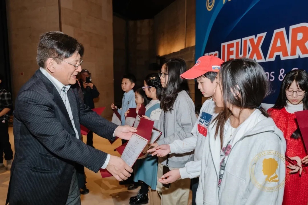 圖2：亞丁為獲獎兒童頒發(fā)證書。法中交流促進會供圖