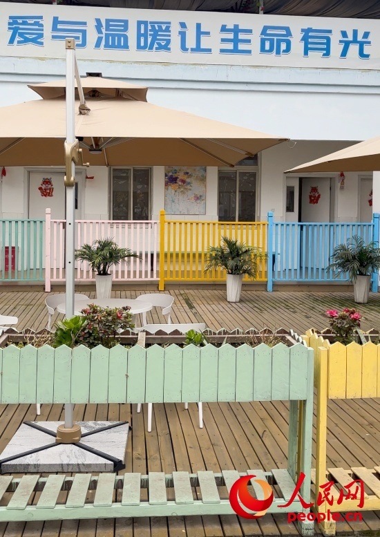 為讓“老小孩”住著開心，南泉鎮(zhèn)衛(wèi)生院設(shè)計(jì)成幼兒園風(fēng)格。人民網(wǎng) 陳葉欣攝