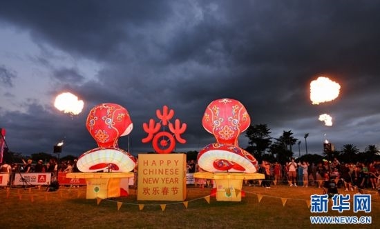 圖為游客在2025年奧克蘭元宵燈節(jié)游覽。（圖片由奧克蘭中國(guó)文化中心提供）