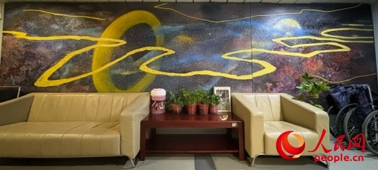 清華長庚醫(yī)院掛著一幅名為“生命長河”的畫，家屬將離世親人的名字寫在上面。人民網(wǎng) 陳葉欣攝