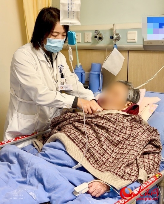 廖澤燕為張婆婆聽診。人民網(wǎng)記者 金慧慧攝