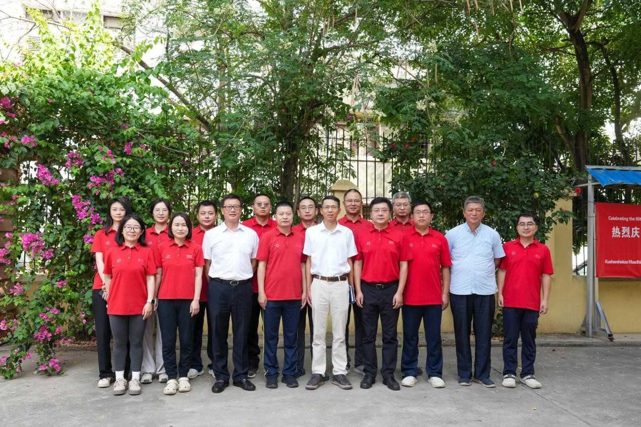 李強(qiáng)華與醫(yī)療隊(duì)合影。中國(guó)援桑醫(yī)療隊(duì)供圖