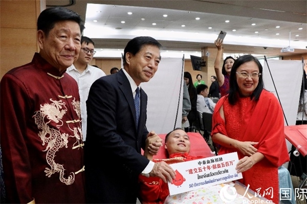 韓志強(qiáng)大使與獻(xiàn)血者代表合影。朱瀟逸攝