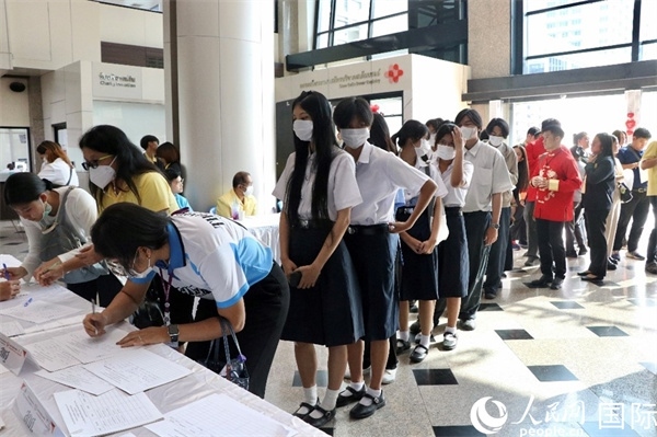 獻(xiàn)血者排隊(duì)填寫報(bào)名表。朱瀟逸攝