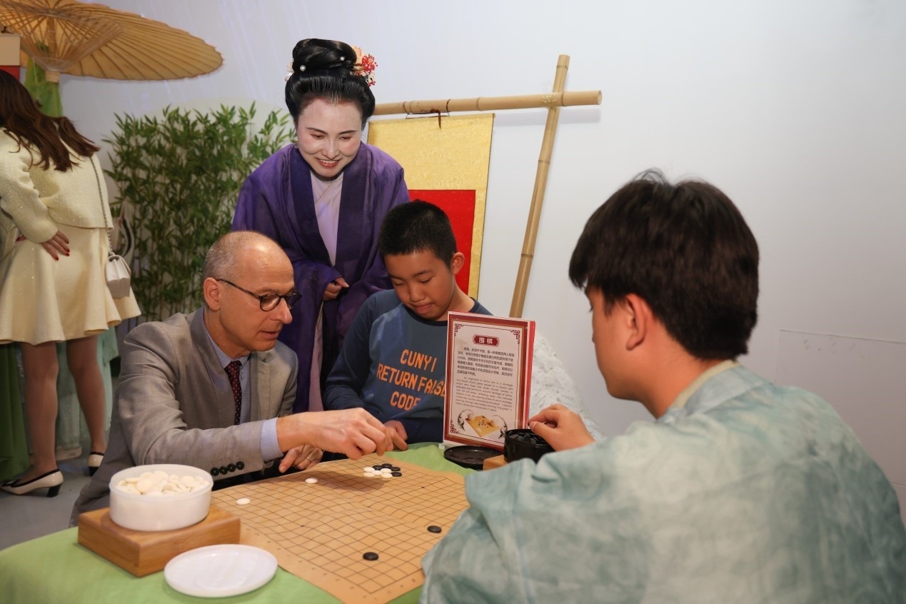 嘉賓體驗(yàn)圍棋對(duì)弈。人民網(wǎng)記者 任皓宇攝