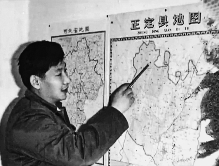 習(xí)近平在辦公室地圖前謀劃正定的發(fā)展。（圖源：《讓群眾過(guò)上好日子——習(xí)近平正定足跡》）