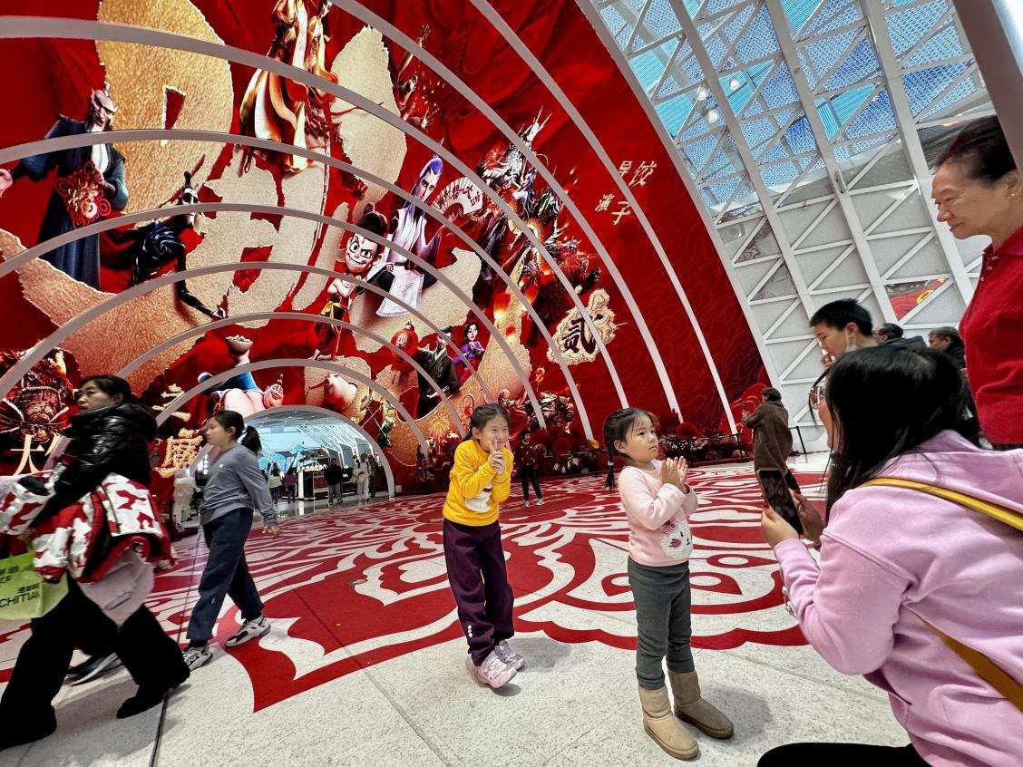 乙巳蛇年春節(jié)期間，影迷在《哪吒之魔童鬧?！肪薹笄芭恼沾蚩ā? style=