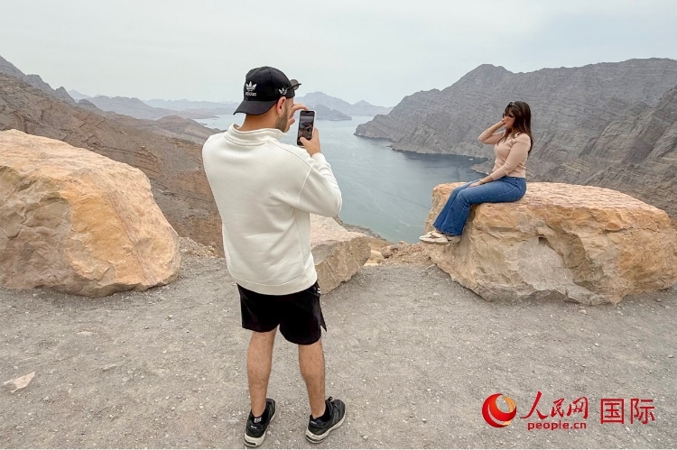 圖為游客參觀阿曼北部穆桑代姆峽灣。人民網(wǎng) 塔里克·易卜拉欣攝