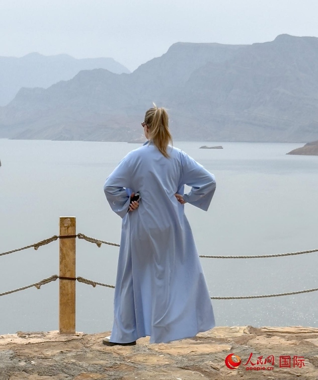 圖為一名游客正在俯瞰阿拉伯灣。人民網(wǎng) 塔里克·易卜拉欣攝