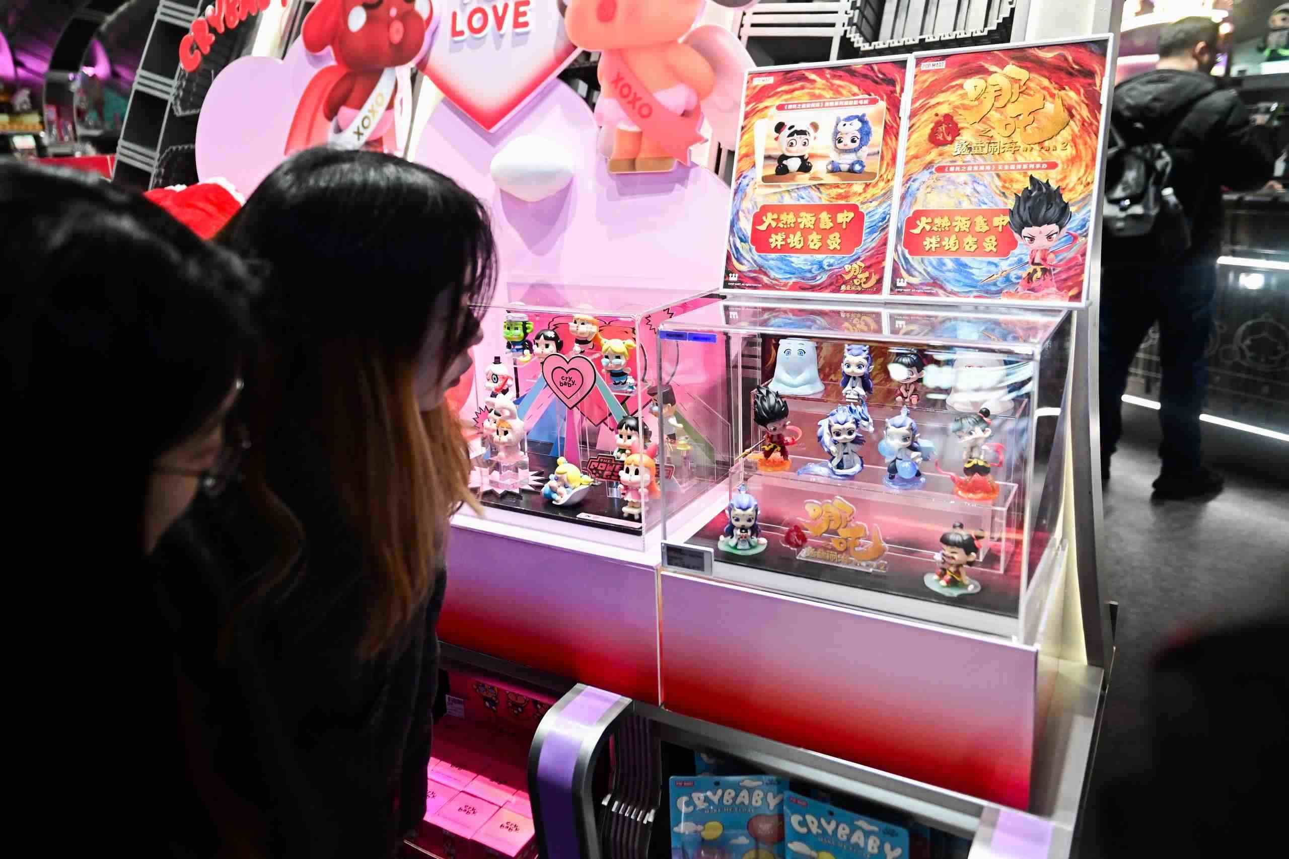 △2025年2月22日，上海，市民在圍觀《哪吒之魔童鬧海》相關(guān)手辦盲盒。