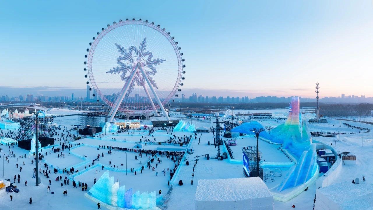 △哈爾濱冰雪大世界吸引游客前來(lái)打卡。