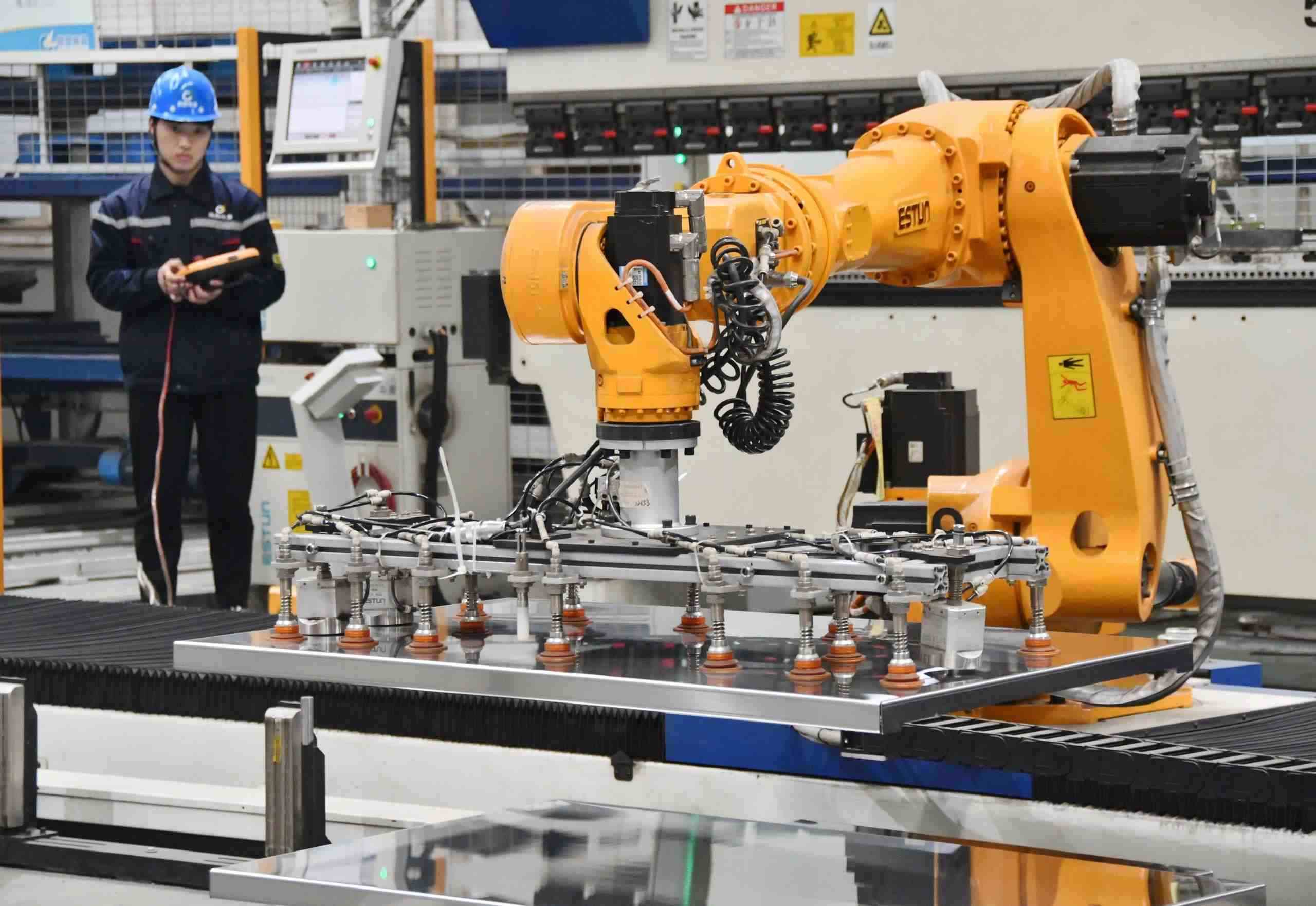 △2025年2月21日，河北邯鄲永年區(qū)工業(yè)園區(qū)的一家企業(yè)，工人正在操控工業(yè)機(jī)器人作業(yè)。