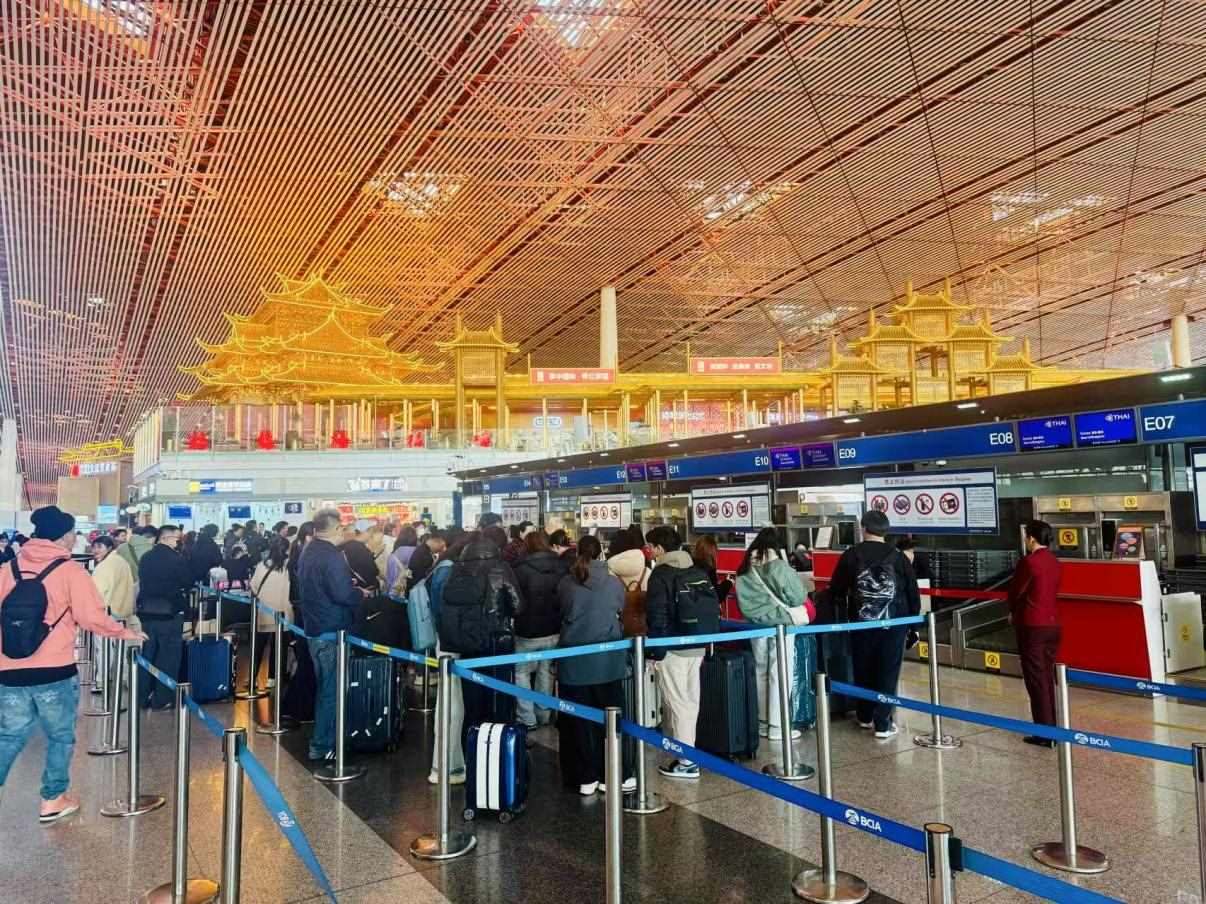 旅客在首都機(jī)場(chǎng)值機(jī)柜臺(tái)辦理乘機(jī)手續(xù)。人民網(wǎng)記者 喬雪峰攝