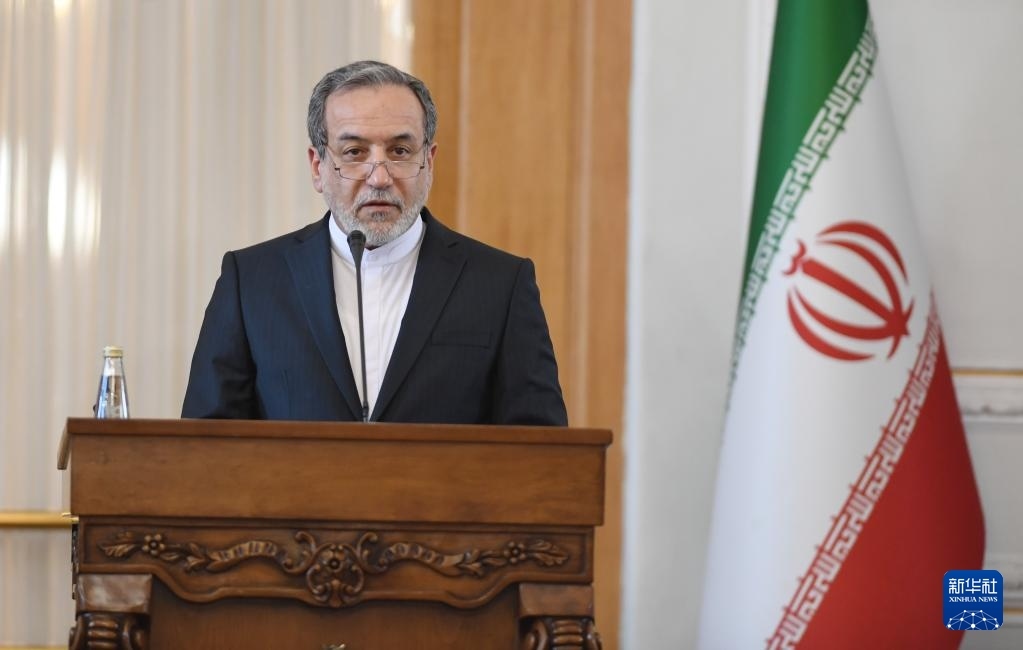 2月25日，在伊朗德黑蘭，伊朗外交部長阿拉格齊出席聯(lián)合新聞發(fā)布會(huì)。新華社記者 沙達(dá)提 攝